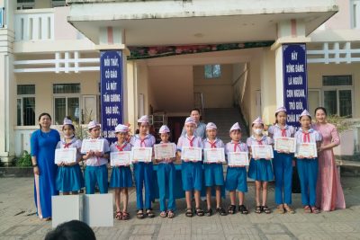 Tổ chức trao giải các hội thi tại ngày hội Thiếu nhi vui khỏe cho học sinh tại Lễ chào cờ đầu tuần ngày 27/3/2023