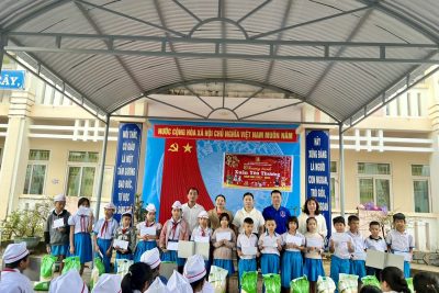 Tặng quà cho học sinh từ mô hình Nuôi heo đất trong dịp Tết NĐ Giáp Thìn 2024